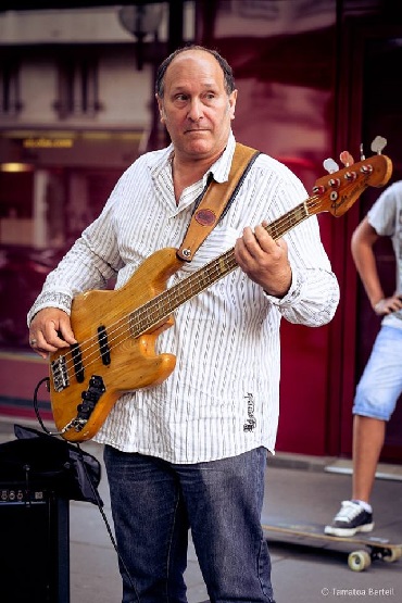 Photo de Gaby jouent de la basse